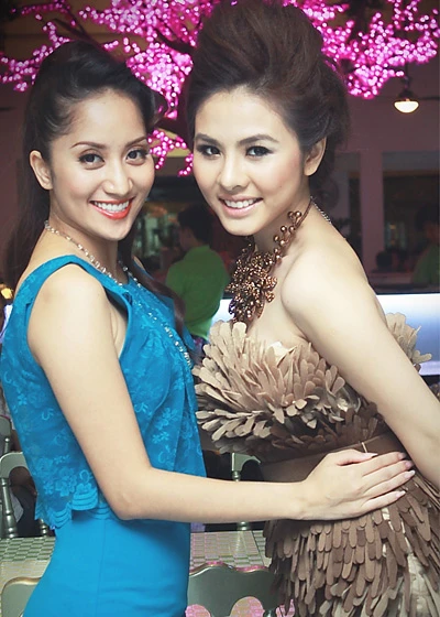 Vân Trang mặc váy chim công ảnh 2 Vân Trang mặc váy chim công ảnh 2