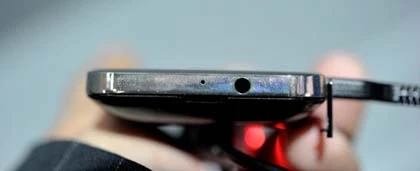 Điều khiển TV thiết kế giống điện thoại iPhone ảnh 8