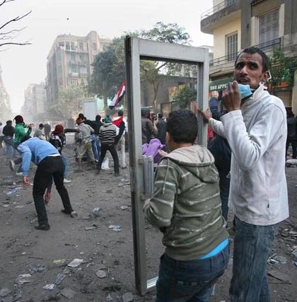 Những dụng cụ tự vệ sáng tạo của người biểu tình Cairo ảnh 8