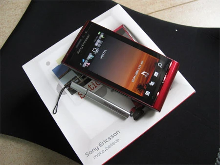 Sony Ericsson Satio giá 15,5 triệu đồng ảnh 2