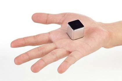 Kube 2 – Máy nghe nhạc MP3 cảm ứng nhỏ nhất thế giới ảnh 1 Kube 2 – Máy nghe nhạc MP3 cảm ứng nhỏ nhất thế giới ảnh 1