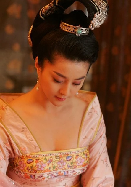 Tuyệt chiêu có được bầu ngực gợi cảm của các bà hoàng ảnh 1