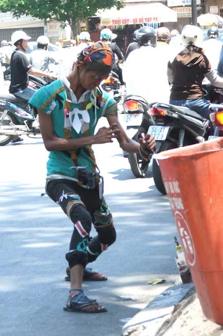 “Bụi đời” ăn mặc “mốt” nhất Sài Gòn ảnh 3