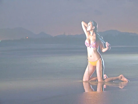 Ảnh bikini Mai Phương Thúy làm "nóng" Nha Trang ảnh 6