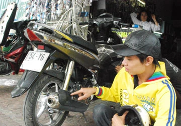 Miếng inox pô xe cắt chân người: Ai xử, xử ai? ảnh 1 Miếng inox pô xe cắt chân người: Ai xử, xử ai? ảnh 1