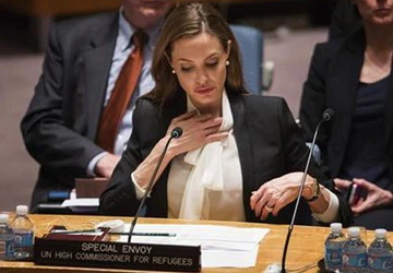 Angelina Jolie kêu gọi chống nạn hiếp dâm vùng chiến ảnh 1