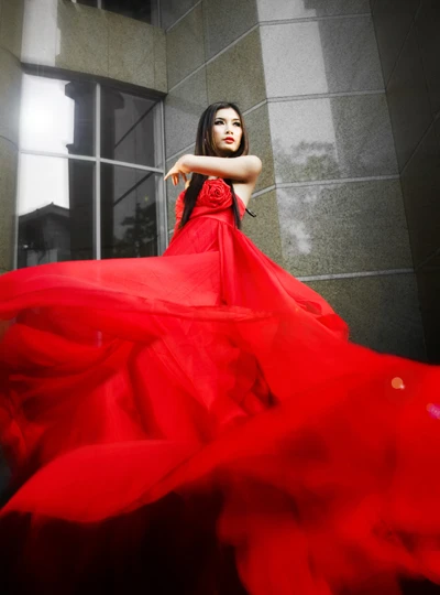 Ngắm siêu mẫu Lan Hương rực đỏ trên phố ảnh 6