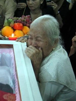 Cùng đã bạc đầu, cùng thấu lẽ sinh tử, nhưng nhìn nhau lần cuối vẫn cứ đau.