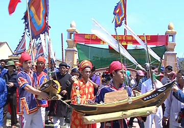 Hàng ngàn du khách dự lễ khao lề thế lính Hoàng Sa ảnh 1