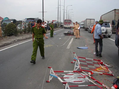 Chạy xe máy lao vào hàng rào công trình, chết tại chỗ ảnh 3