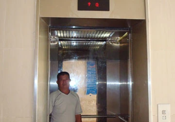 Thang máy hư, dân chung cư chết dở ảnh 1