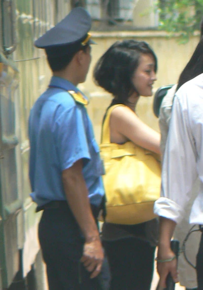 Châu Tấn ăn mặc giản dị khi tới ga Hà Nội chụp hình.