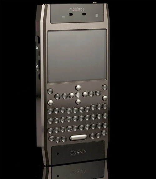 Grand là chú dế đầu tiên trang bị bàn phím QWERTY của Mobiado