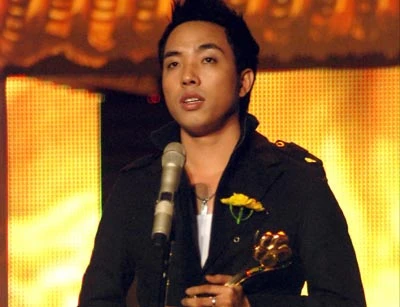 Nhạc sĩ Nguyễn Hồng Thuận nhận Giải Mai Vàng 2008. Ảnh: T.Thạnh