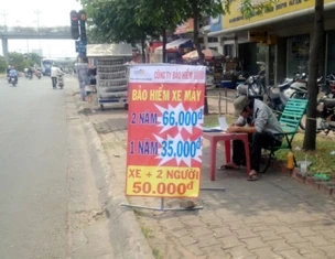 Bảo hiểm xe máy bán ở vỉa hè ảnh 1