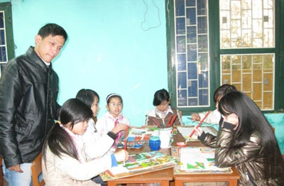 Lớp dạy vẽ của người thầy khiếm thính ảnh 1