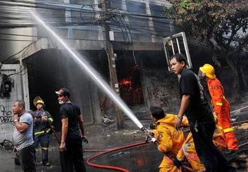 Áo đỏ muốn đàm phán, chính phủ quyết tới cùng ảnh 1