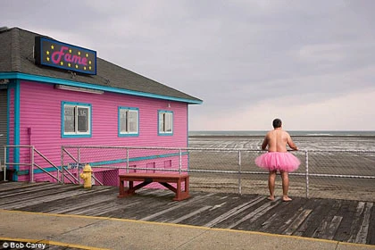 Bộ ảnh độc của người đàn ông mặc váy hồng ảnh 2