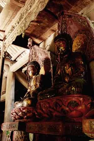 Tượng Phật Quá khứ và Hiện tại (trong bộ Tam thế Phật) chùa Bút Tháp (Bắc Ninh), điêu khắc Phật giáo thế kỷ 17, gỗ phủ sơn.