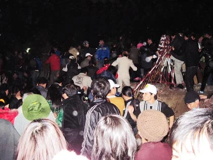 Lễ khai Ấn đền Trần: Hỗn loạn, hàng chục người ngất xỉu ảnh 1