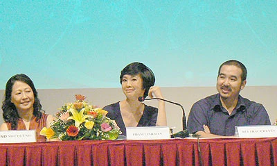 NSND Như Quỳnh, Phạm Linh Đan, đạo diễn Bùi Thạc Chuyên trả lời báo chí. Ảnh: Ngọc Trần. NSND Như Quỳnh, Phạm Linh Đan, đạo diễn Bùi Thạc Chuyên trả lời báo chí. Ảnh: Ngọc Trần.