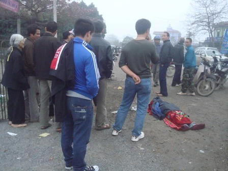 Khách chết ngạt trong xe nhồi, bị vứt xác xuống đường ảnh 1