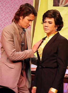 Chàng nhân viên buộc phải xuống nước để nhờ "cô gái" giúp cho bản hợp đồng được ký kết. Ảnh: A.V.