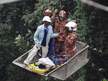 Bị phạt, lao xe buýt vào người đi đường ảnh 4