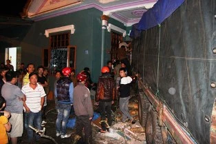 Xe tải “ủi” nhà dân ảnh 1 Xe tải “ủi” nhà dân ảnh 1