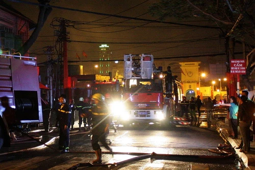 Cháy lớn sát chợ Bến Thành ảnh 2 Cháy lớn sát chợ Bến Thành ảnh 2