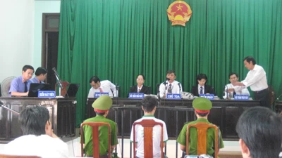 Trực tiếp phiên xử sơ thẩm kỳ án vườn mít lần 3: Điều tra viên làm ẩu, phải xử lý ai? ảnh 1 Trực tiếp phiên xử sơ thẩm kỳ án vườn mít lần 3: Điều tra viên làm ẩu, phải xử lý ai? ảnh 1