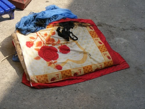 Tự thiêu nhưng nóng quá chịu không nổi nên tự dập lửa! ảnh 1