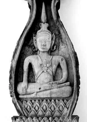 Tượng Phật ngồi trong lá nhĩ, nghệ thuật Khơme, gỗ.