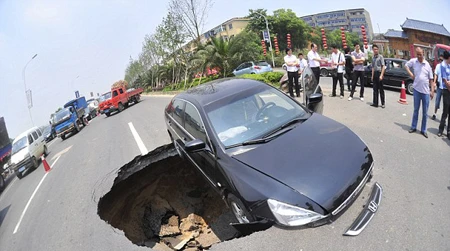 Tài xế thoát chết khi ô tô bị “hố địa ngục” nuốt trọn ảnh 1