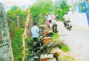Xây tường rào trên mương thoát nước chung ảnh 1