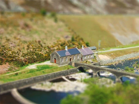Kỹ xảo với ống kính trượt (tilt-shift photography) là một trong những sáng tạo độc đáo của nhiếp ảnh gia, trong đó tiêu cự được điều chỉnh để đánh lừa mắt thường, khiến cảnh vật trông như một thế giới đồ chơi thu nhỏ. Ảnh: Paper Scissors.