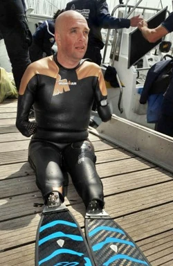 Người cụt tay, chân chuẩn bị bơi qua biển Manche ảnh 1