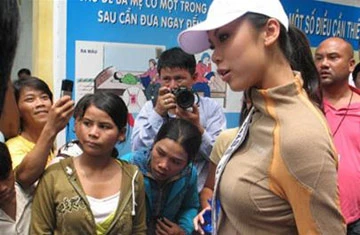 Hoa hậu Riyo Mori giản dị và thân thiện khi đến thăm đồng bào dân tộc Raglai ở xã vùng sâu Khánh Thành (huyện Khánh Vĩnh, tỉnh Khánh Hòa). Hoa hậu Riyo Mori giản dị và thân thiện khi đến thăm đồng bào dân tộc Raglai ở xã vùng sâu Khánh Thành (huyện Khánh Vĩnh, tỉnh Khánh Hòa).