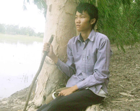 Nhà nghèo, cậu bé chăn vịt đành gác lại ước mơ ĐH ảnh 1