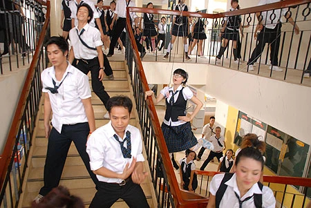 Những màn ca vũ ấn tượng là điểm nhấn của "Giải cứu thần chết". Ảnh: HKF.