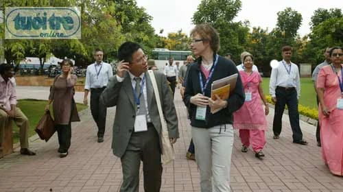 Giáo sư Ngô Bảo Châu trên đường vào Trung tâm Hội nghị quốc tế Hyderabad - Ảnh: Hoài Linh - Tuổi Trẻ