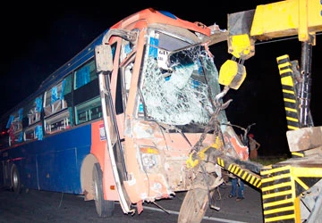 Xe khách tông xe container, sáu người nhập viện ảnh 1