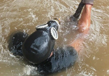 “Chuyên gia” vớt xác ảnh 3