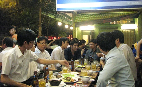 Say khướt giữa trung tâm thành phố ảnh 2