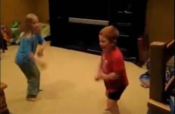 Clip bé con nhảy nhạc dance thu hút người lớn bắt chước ảnh 1