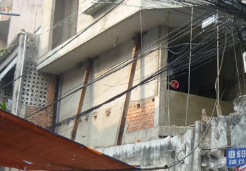 TP.HCM: Nhà đang xây bị nghiêng, tám hộ dân phải di dời ảnh 1