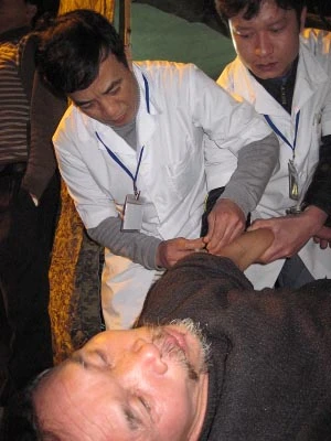 Lễ khai Ấn đền Trần: Hỗn loạn, hàng chục người ngất xỉu ảnh 13