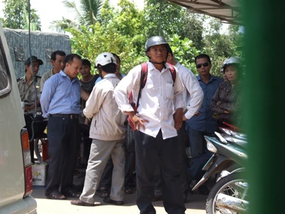 Hình ảnh cứu hộ trục vớt tàu Dìn Ký chìm trên sông Sài Gòn ngày 21-5-2011 ảnh 14