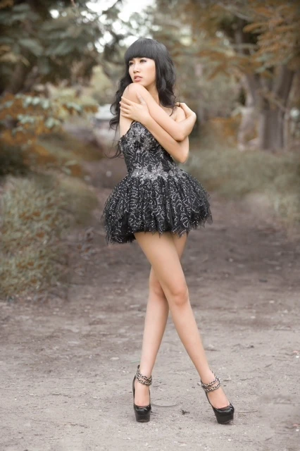 Thúy Ngân khoe đường cong của "thiên nga đen" ảnh 3