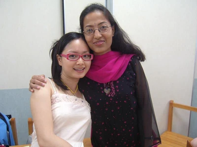 Lan Phương và người bạn mới quen tại trại hè.